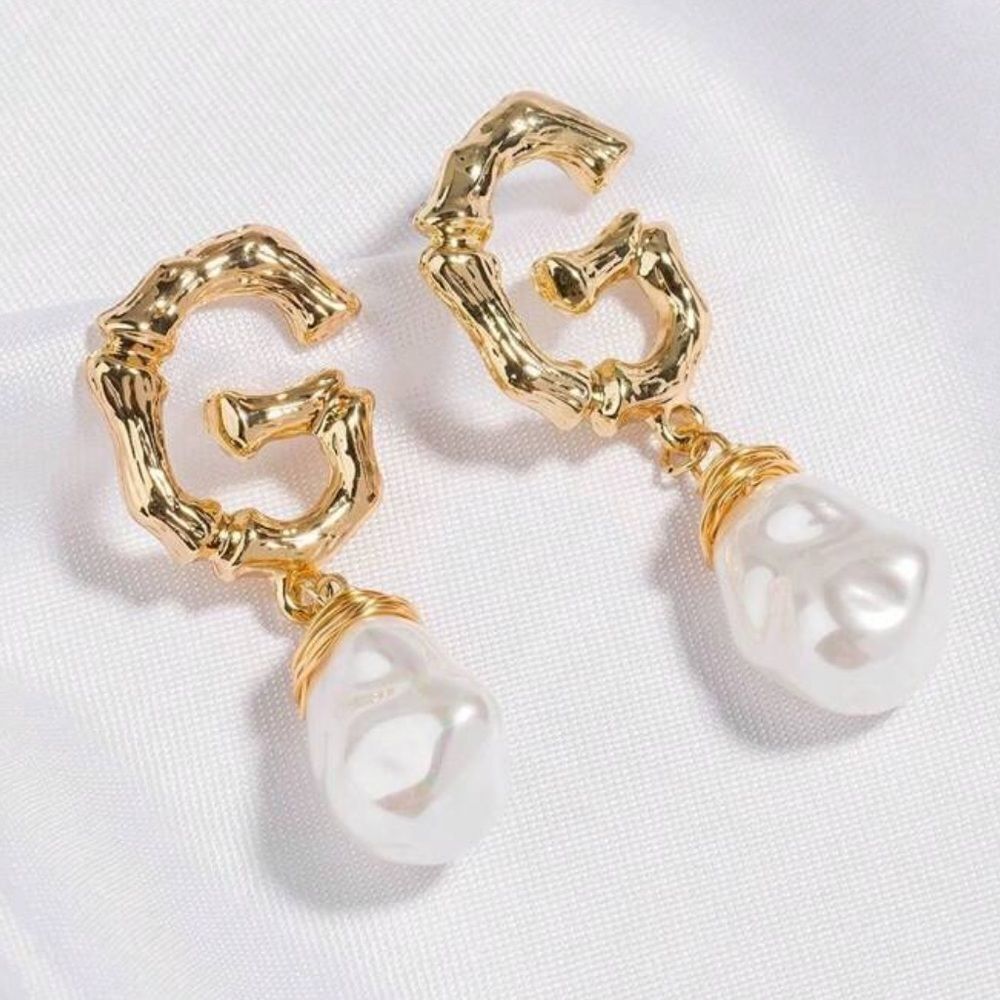 G letter pearl drop earrings A77